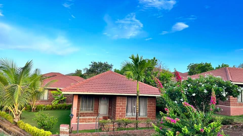 Regenta Resort Mango Village Guhagar Kudan Bagian luar foto